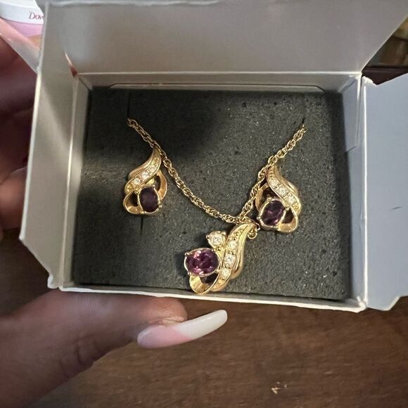 🆕 VINTAGE AVON Faux Amethyst Collection Clip Earrings and Necklace set - Picture 2 of 4